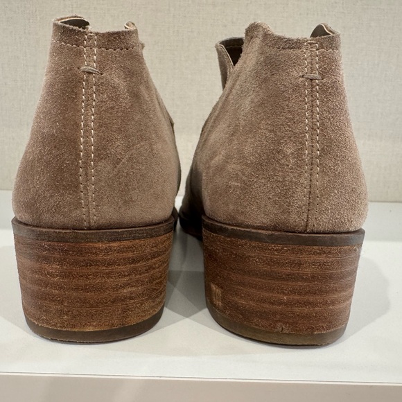 Dolce Vita Taupe Suede Pull On Ankle Bootie Stacked Heel, 9.5, Pre-owned - Picture 4 of 11